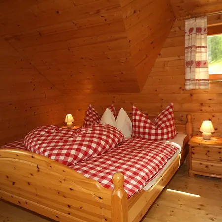 Almhaus Pleschinhof 호흐린들